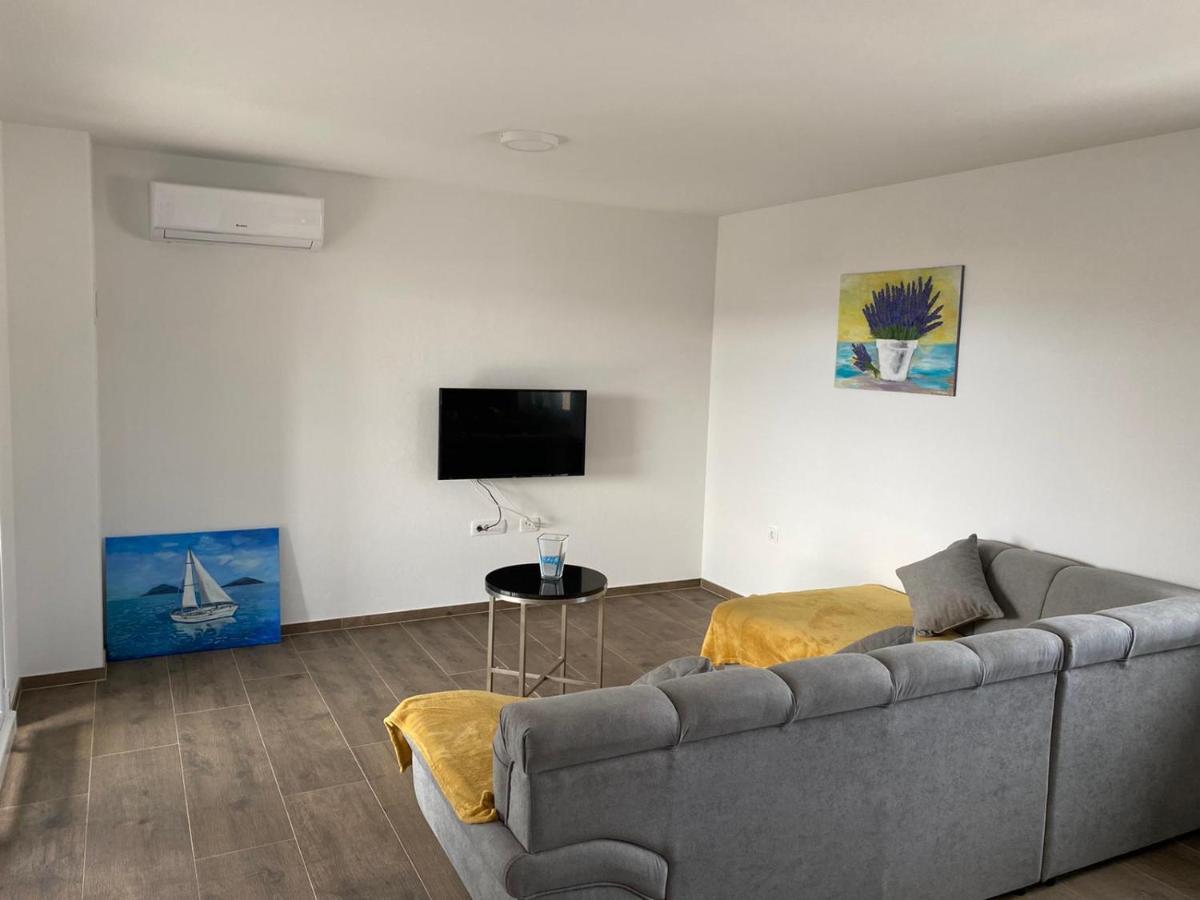 Apartmani Grgic On The Adress Branka Fucica 96 Malinska Exteriör bild
