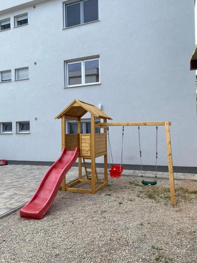 Apartmani Grgic On The Adress Branka Fucica 96 Malinska Exteriör bild