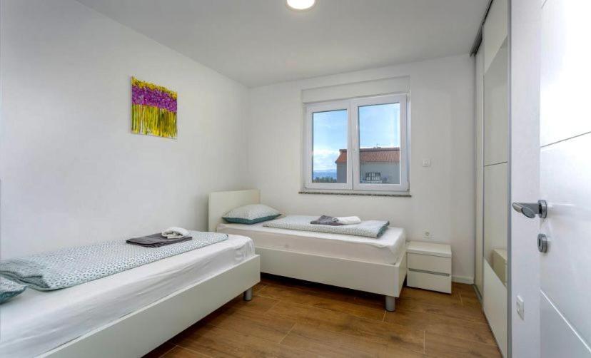 Apartmani Grgic On The Adress Branka Fucica 96 Malinska Exteriör bild