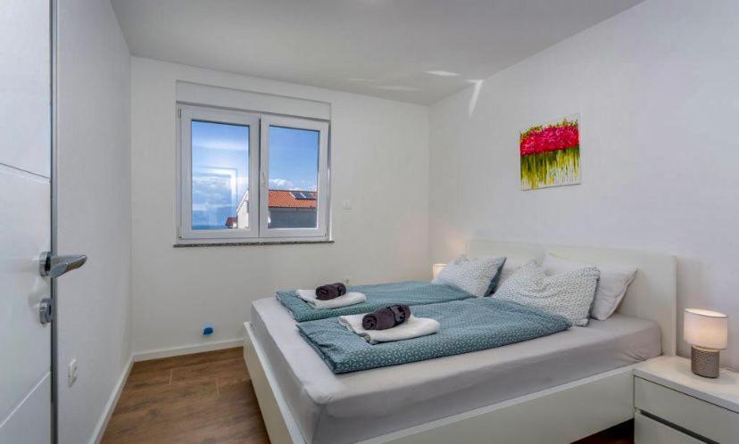 Apartmani Grgic On The Adress Branka Fucica 96 Malinska Exteriör bild